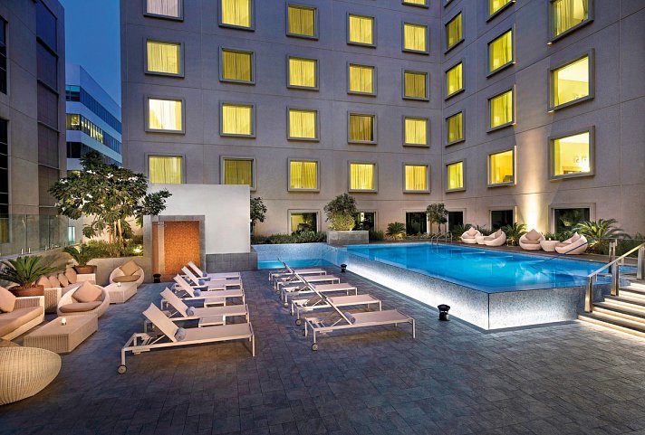 Hilton Garden Inn Dubai, Mall Avenue