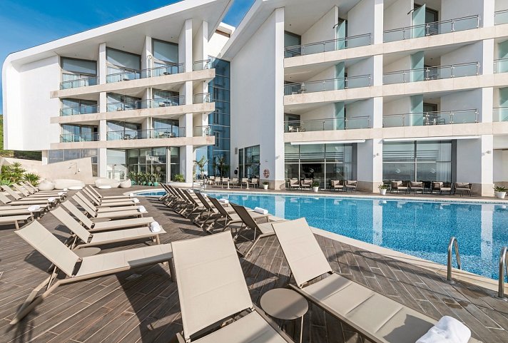 Sesimbra Oceanfront Hotel